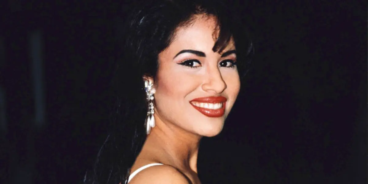 Descubre cual era el motivo por el que Selena Quintanilla manchaba su micrófono 