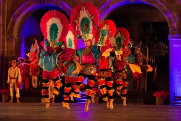 La presentación marca el regreso de la compañía al alcázar de Chapultepec. Además de ser el primer magno evento que se realiza en una pandemia. Participan más de 100 artistas en escena, entre bailarines, músicos y coristas.