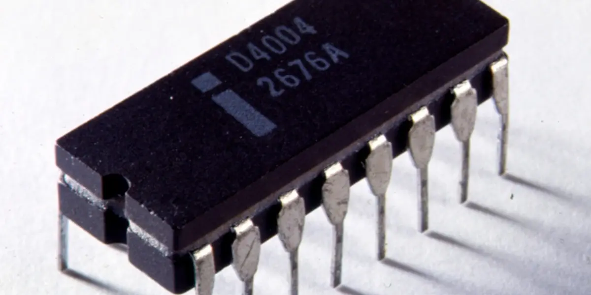 Se lanzó en 1971, este chip sentó las bases del camino de la computación moderna con microprocesadores