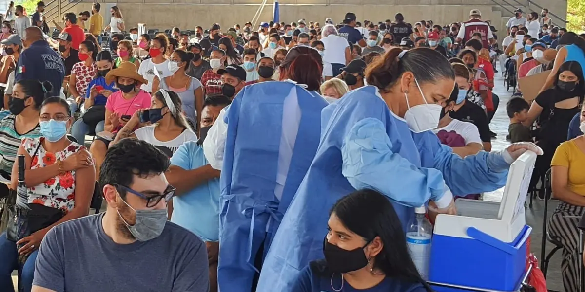 Mencionó que los casos activos en grupos en edad escolar se han mantenido e incluso presentan un ligero decremento.