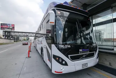 Un accidente vial se registró ayer 31 de enero alrededor de las 12 de la tarde en el anillo Periférico Sur, luego que volcara un tractocamión y terminó invadiendo el carril confinado del Peribús.