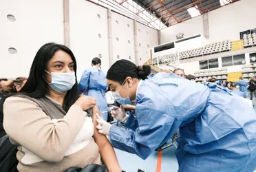 Comenzó en Jalisco la aplicación del refuerzo de la vacuna contra COVID-19 a directivos, docentes, personal administrativo y de apoyo a la educación de escuelas públicas y privadas de todos los niveles educativos que laboran en nuestra entidad y recibieron una dosis de CanSino en la jornada de abril y mayo de 2021. 