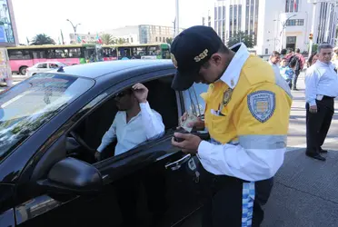 Cometer una infracción de tránsito es algo en lo que cualquiera puede caer pero no lo empeores tratando de librarte con una mordida.