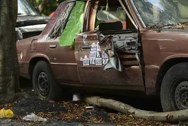 Desvalijados, descompuestos o simplemente abandonados, así lucen muchos carros por toda la ciudad ¿qué hacer si dejan uno en frente de tu casa?