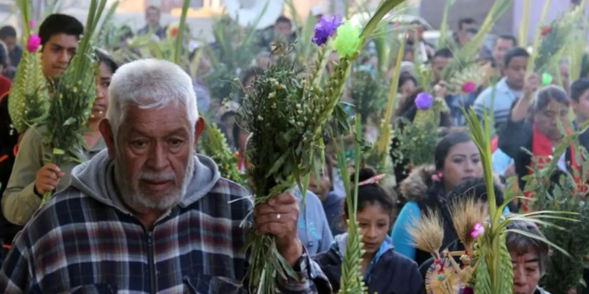 Diversos diseños en hoja de palma son elaborados para que los feligreses escojan el mejor a su gusto y lo lleven para su bendición.