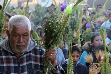 Diversos diseños en hoja de palma son elaborados para que los feligreses escojan el mejor a su gusto y lo lleven para su bendición.