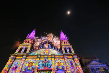 En el centro histórico de Guadalajara, Jalisco, se encuentran las familias, a través del festival de invierno denominado “Ilusionante”, que finalizará el 6 de enero de 2022.