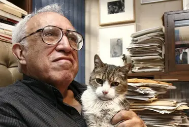 Esta muestra aborda la relación de Carlos Monsiváis y la música, a partir de la intersección de sus escritos, los materiales sonoros que coleccionó y que hoy custodia la Fonoteca Nacional y del acervo del Museo del Estanquillo. 