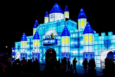 Ilusiones de Navidad es un festival para conectar con el espíritu navideño a través de un espectáculo al aire libre lleno de figuras a gran escala de osos brillantes.