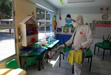 La desinfección de cada una de las escuelas dura aproximadamente una hora, en el caso de los salones y sanitarios deben permanecer cerrados durante 10 minutos para cumplir la desinfección.