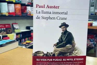 La llama inmortal de Stephen Crane, la biografía de Crane, autor “de una de las mejores novelas bélicas estadunidenses”, La roja insignia del valor (1896) que, sin embargo, es prácticamente la única obra por la que se conoce a ese escritor en Estados Unidos.