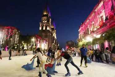 Las actividades navideñas en Guadalajara tienen un nuevo atractivo, la pista de hielo en Paseo Alcalde ya está operando desde este jueves como parte del festival Ilusionante, en colaboración con el ayuntamiento tapatío y el gobierno estatal. 