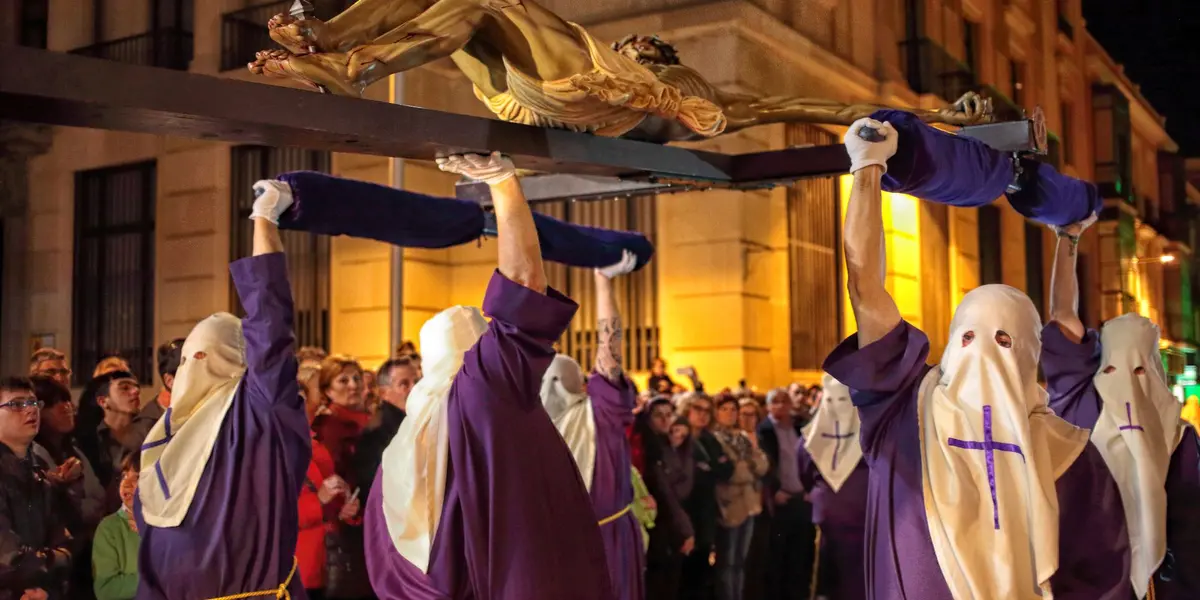 Robles Ortega, señaló que para la visita a los siete templos, así como a los viacrucis, los asistentes deberán mantener su sana distancia y respetar los protocolos sanitarios. 
 