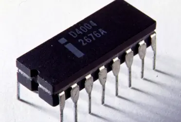 Se lanzó en 1971, este chip sentó las bases del camino de la computación moderna con microprocesadores