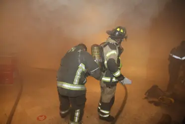 Tras ser reportado el incendio a las 22:00 horas en el lugar, varios camiones de bomberos acudieron al lugar para sofocar las fuertes llamas.